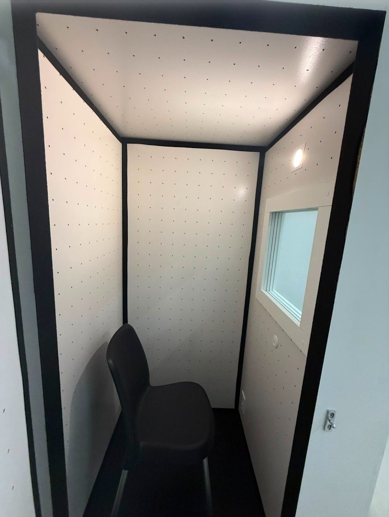 Cabine de audiometria usada em exames auditivos