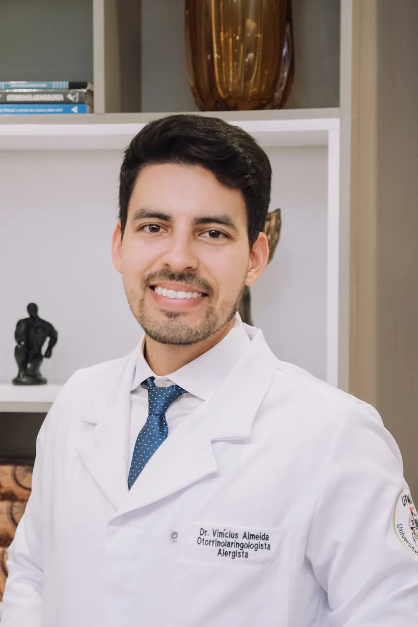 Dr. Vinícius Almeida em retrato profissional