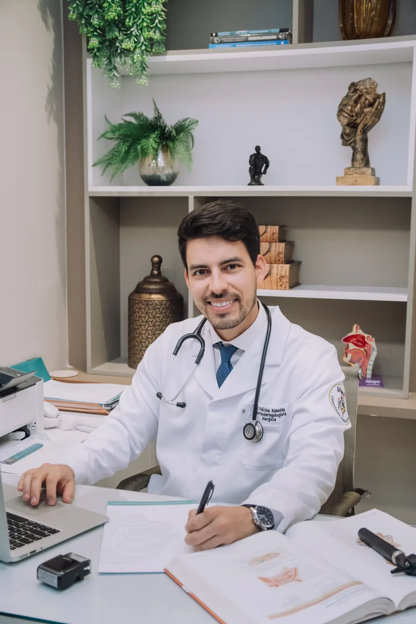 Dr. Vinícius Almeida em retrato profissional